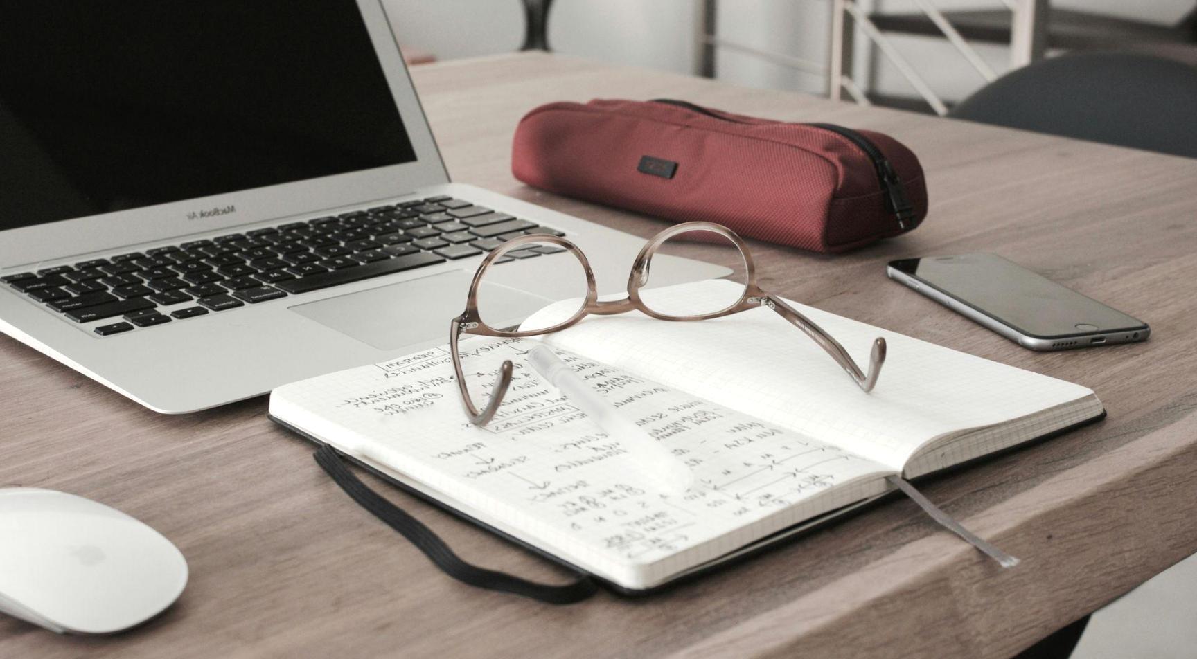 Profesionales trabajando en análisis financiero y gestión de recursos humanos