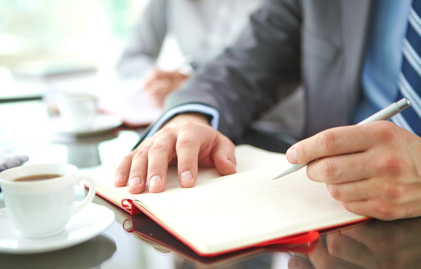 Análisis de datos financieros y métricas de recursos humanos en pantallas