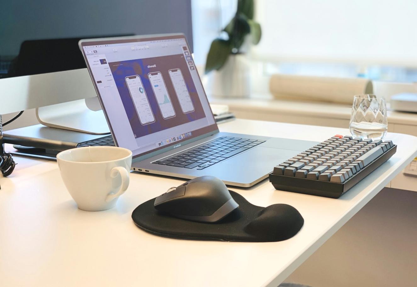 Profesional trabajando de forma remota en análisis financiero