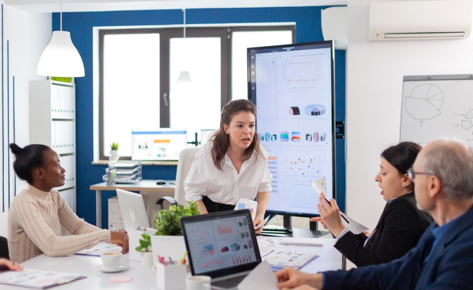 Aula moderna con estudiantes participando en análisis financiero grupal