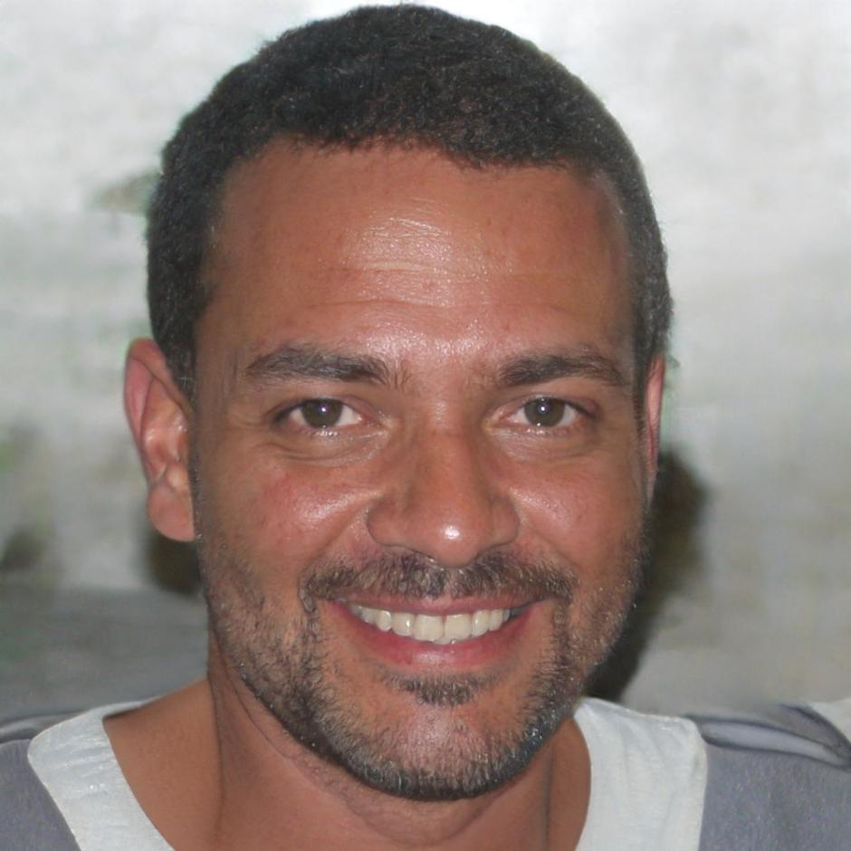 Retrato profesional de Rodrigo Mendoza, Director de Finanzas