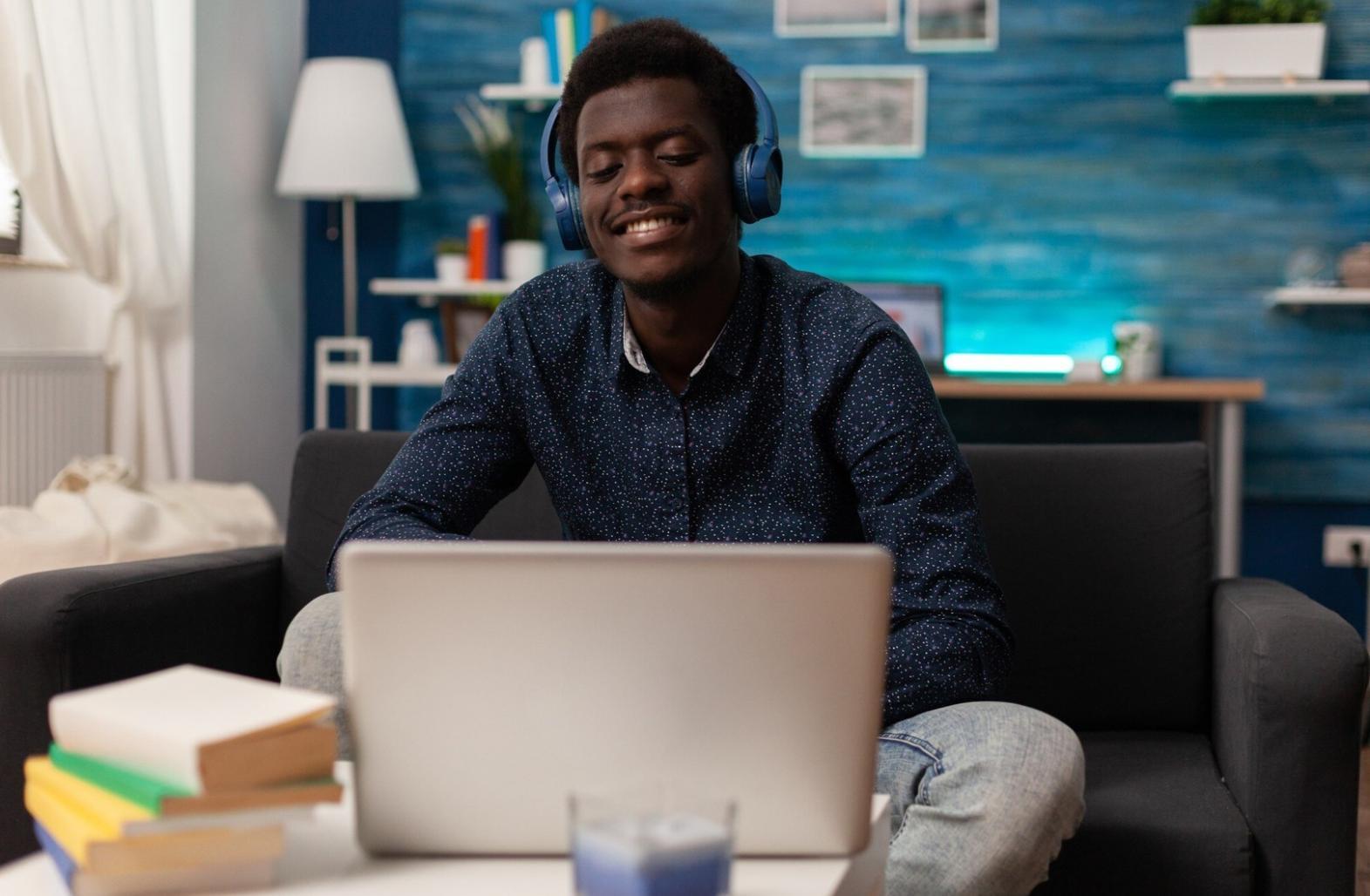 Profesionales trabajando en análisis financiero con documentos y ordenadores